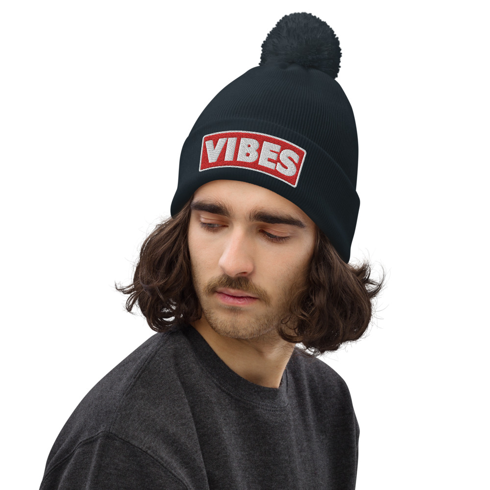 Bonnet à pompon VIBES rouge – Image 3