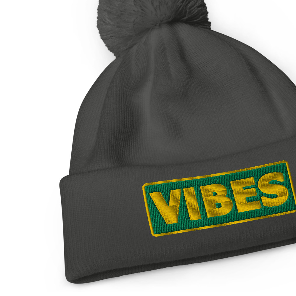 Bonnet à pompon VIBES vert – Image 4